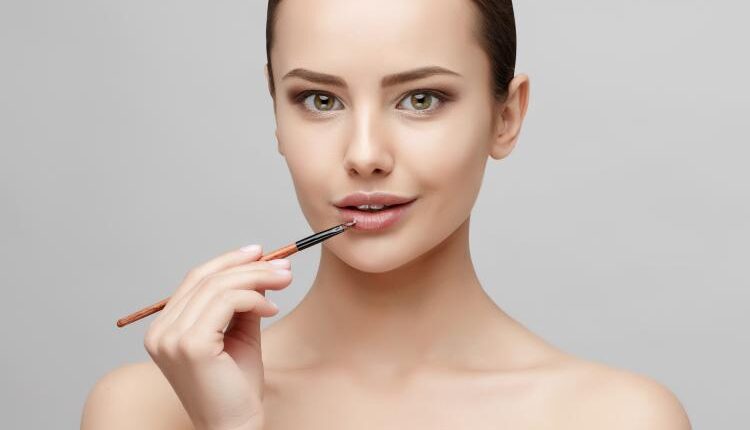 عکس زن و دختر در حال آرایش  – Beautiful Face Of Woman