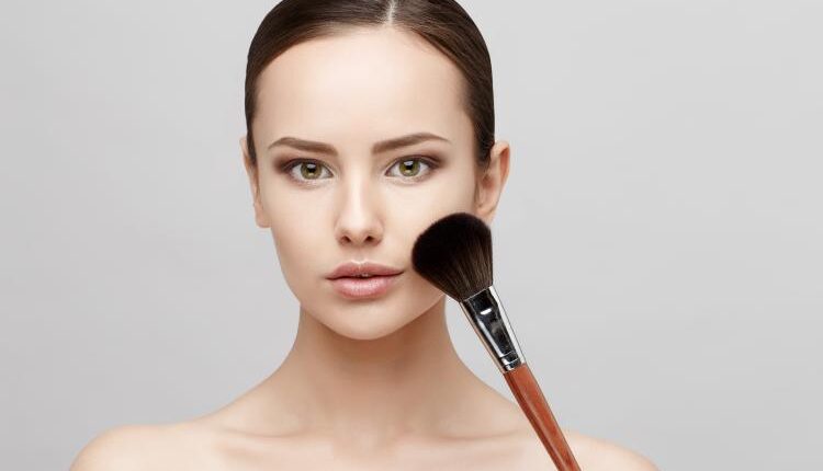 عکس زن و دختر در حال آرایش  – Beautiful Face Of Woman