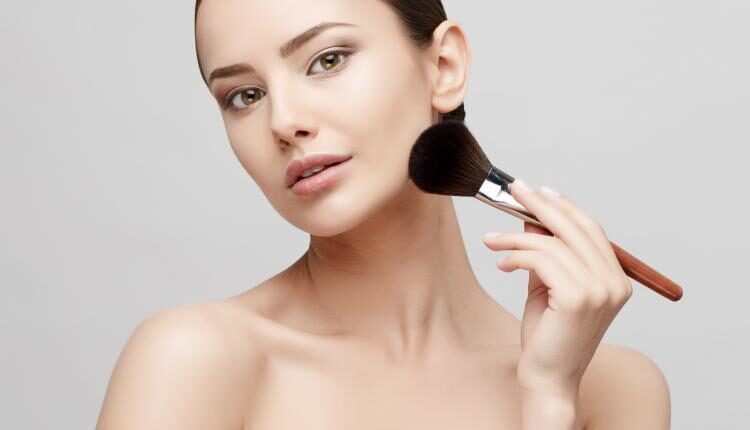 عکس زن و دختر در حال آرایش  – Beautiful Face Of Woman