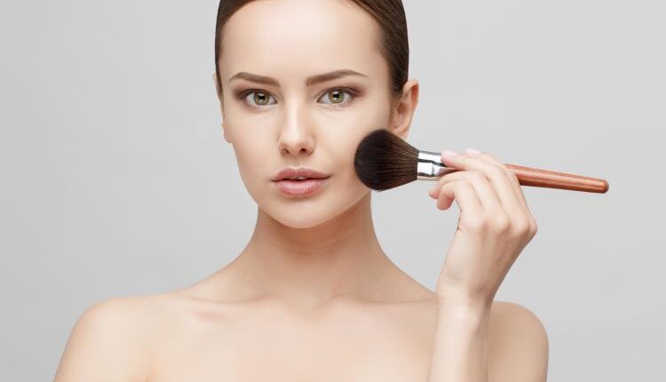 عکس زن و دختر در حال آرایش  – Beautiful Face Of Woman