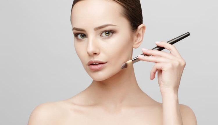 عکس زن و دختر در حال آرایش  – Beautiful Face Of Woman