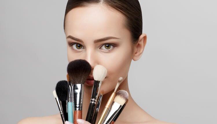 عکس زن و دختر در حال آرایش  – Beautiful Face Of Woman