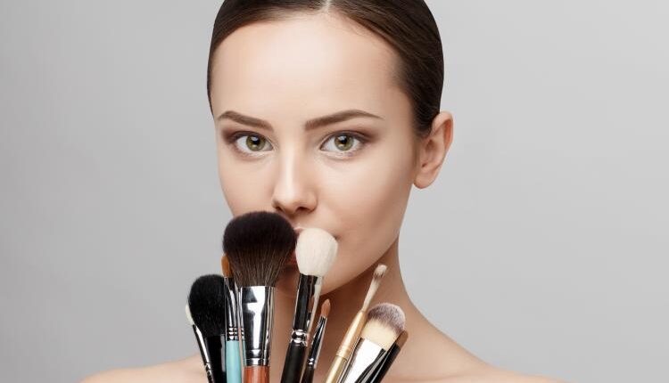 عکس زن و دختر در حال آرایش  – Beautiful Face Of Woman