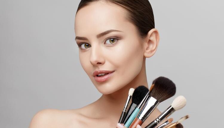 عکس زن و دختر در حال آرایش  – Beautiful Face Of Woman