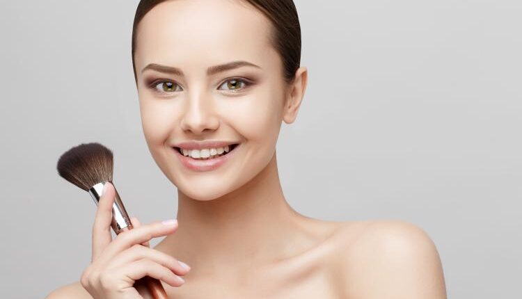 عکس زن و دختر در حال آرایش  – Beautiful Face Of Woman