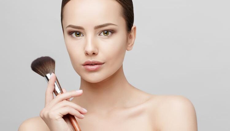 عکس زن و دختر در حال آرایش  – Beautiful Face Of Woman